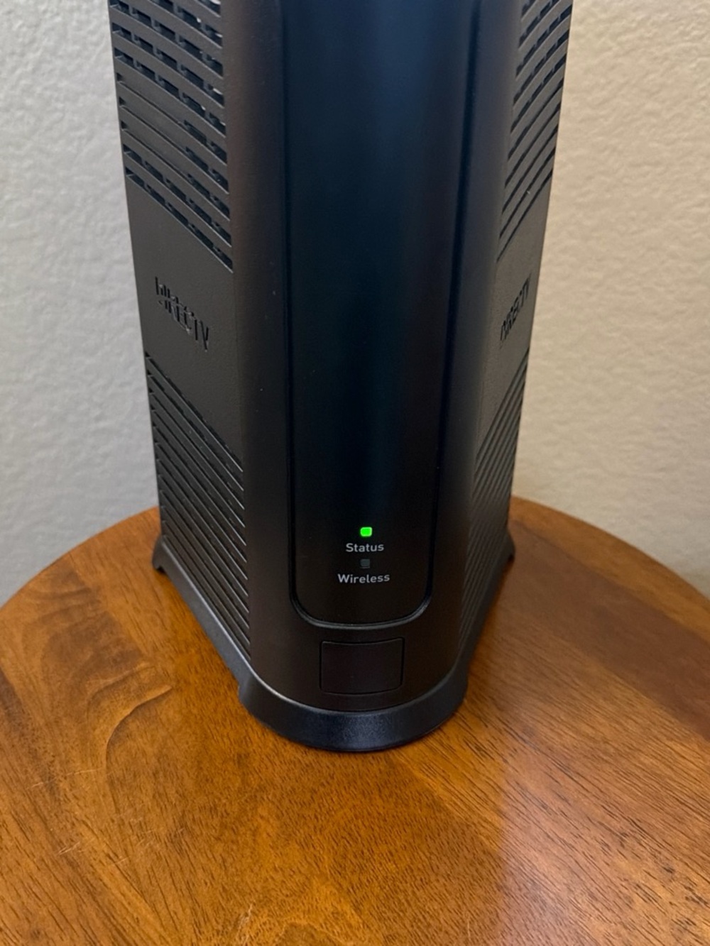 NETGEAR Black Vertical Wireless Router with Power Adapter - Picture 7 of 7
